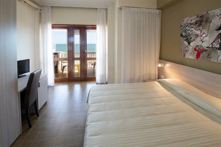 Hotel Scacciapensieri Nettuno Exteriör bild